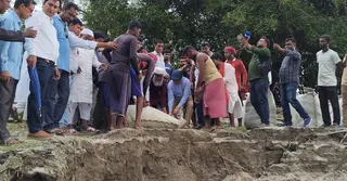 হরিরামপুরে পদ্মা ভাঙন ঠেকাতে জরুরি জিও ব্যাগ ডাম্পিং শুরু